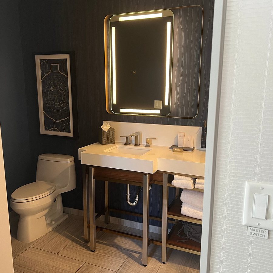 Rand Tower Hotel Minneapolis A Tribute Portfolio Hotel — Bathroom