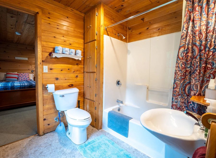 Rapid River Lodge — Bathroom