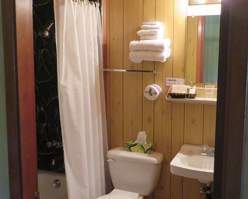 Raven s Rest Inn — Bathroom