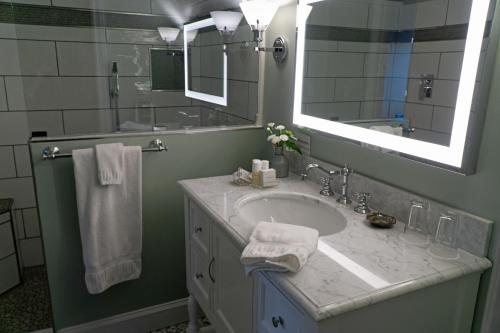 Ravenscroft Inn — Bathroom