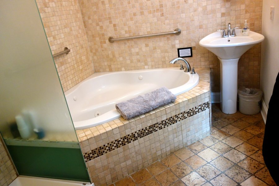 Ray s Bucktown Bed and Breakfast Chicago Illinois — Bathroom