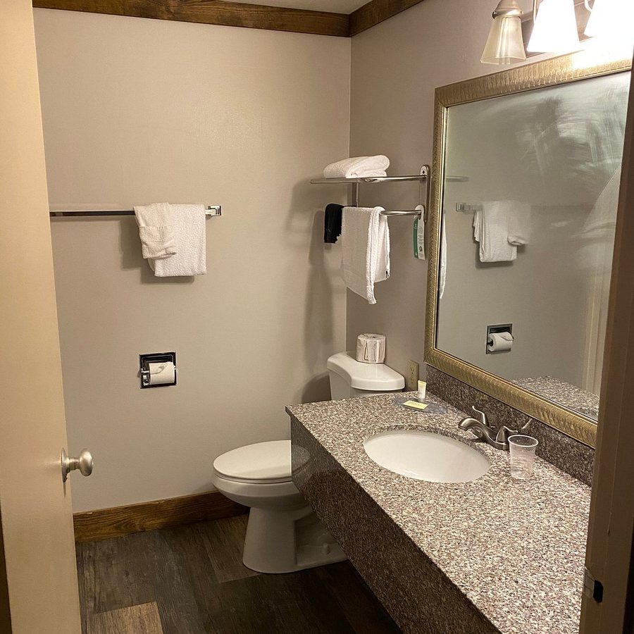 Rayland Hotel — Bathroom