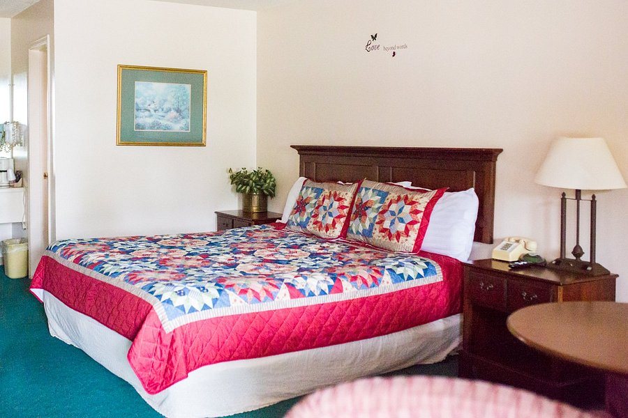Razorback Lodge — Guest room