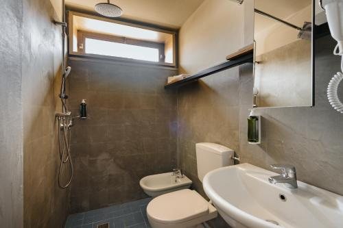 RE Dama Hostel — Bathroom