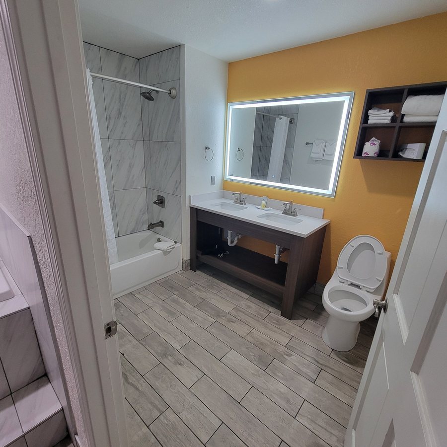 Reagan Resorts Inn — Bathroom