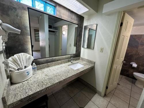 Real Inn Tijuana — Bathroom