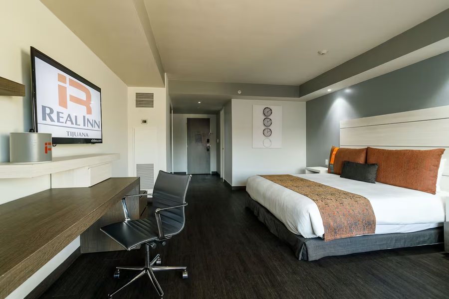 Real Inn Tijuana — Guest room