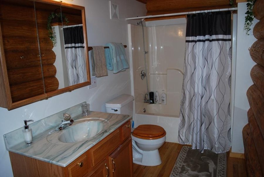 Reclusive Moose Cabins Columbia Falls Montana — Bathroom