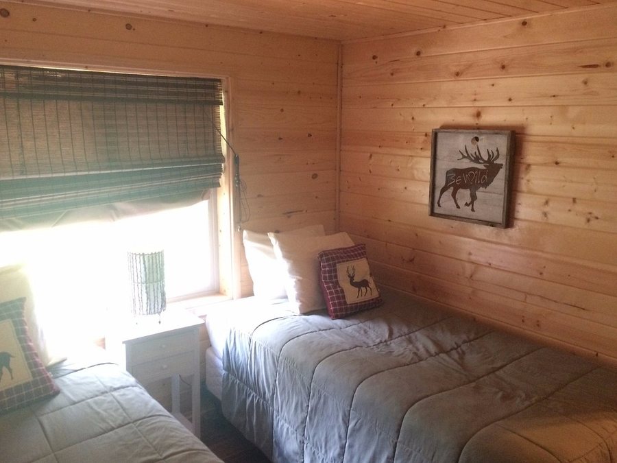 Reclusive Moose Cabins Columbia Falls Montana — Guest room