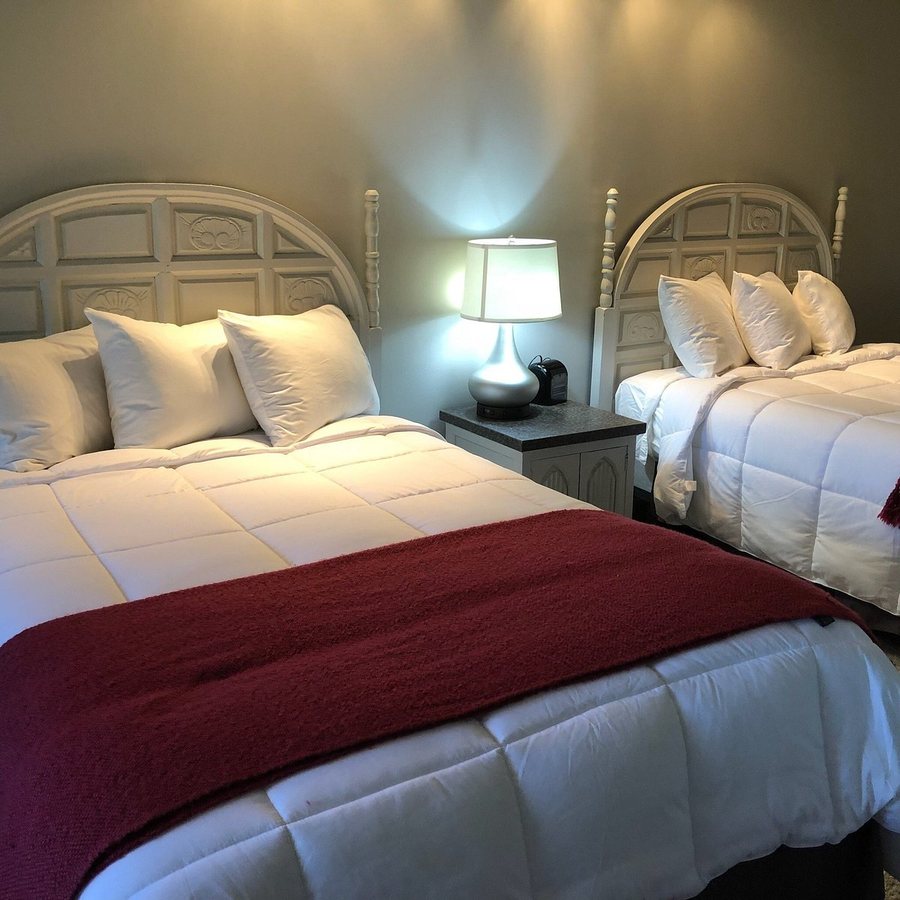 Red Apple Inn and Country Club — Guest room