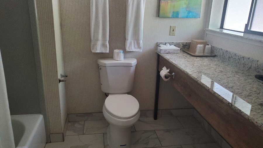 Red Bud Lodge — Bathroom