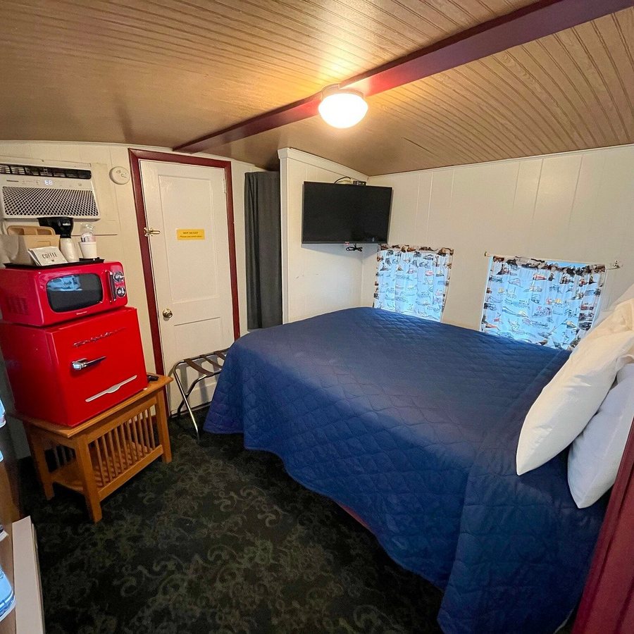 Red Caboose Motel Restaurant Gift Shop — Guest room
