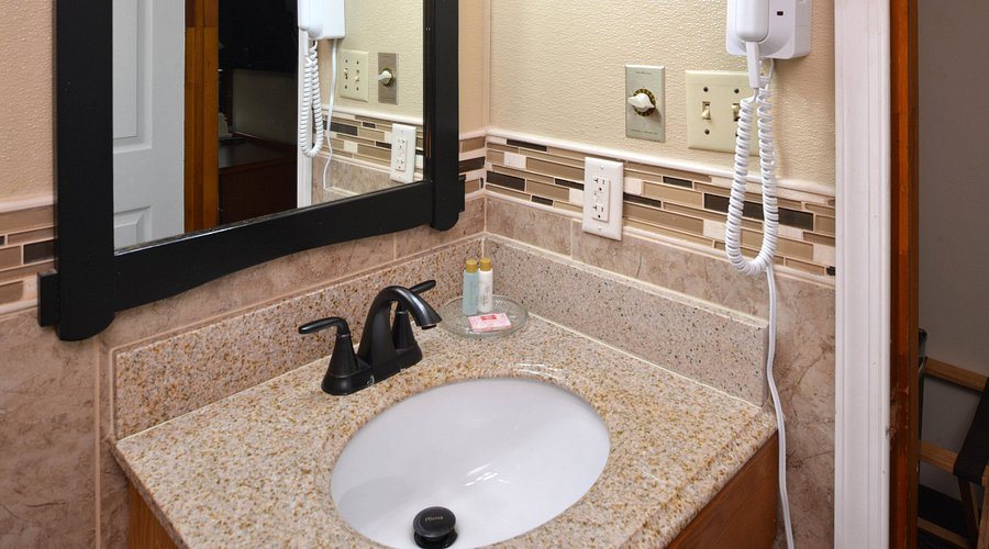 Red Carpet Inn Amish Country — Bathroom