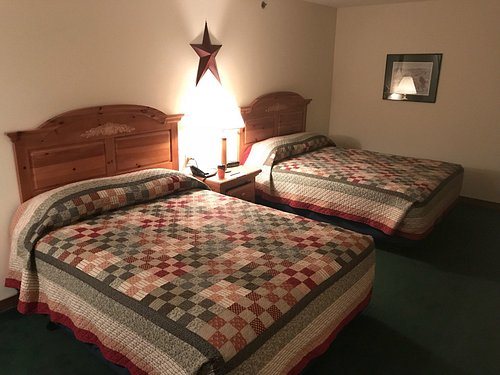 Red Carpet Inn Amish Country — Guest room