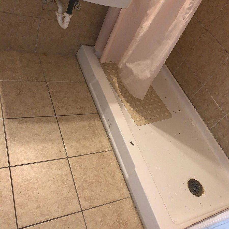 Red Carpet Inn Blacksburg — Bathroom