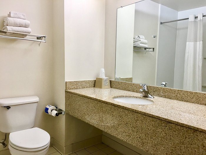 Red Carpet Inn Hot Springs — Bathroom