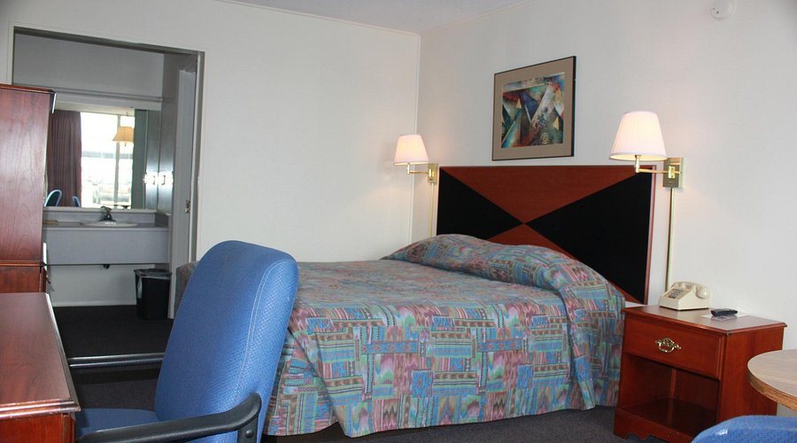 Red Carpet Inn Louisville — Guest room