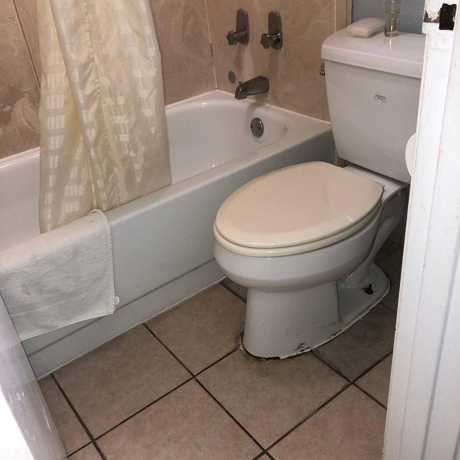Red Carpet Inn Natchez — Bathroom