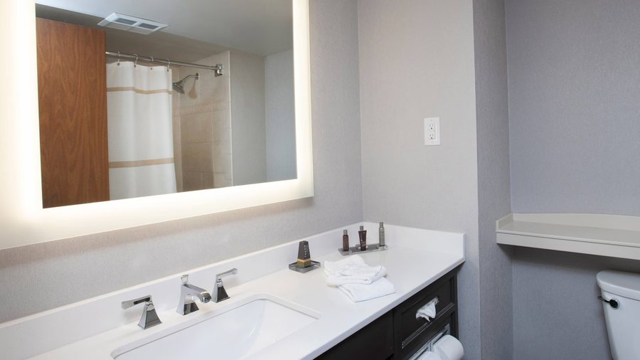 Red Carpet Inn Niagara Falls — Bathroom