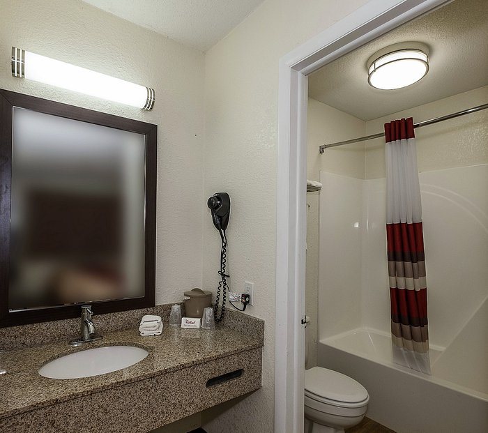 Red Carpet Inn Ronks — Bathroom