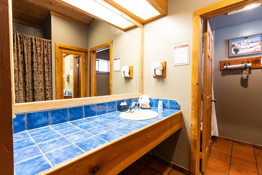 Red Cliffs Lodge Moab — Bathroom