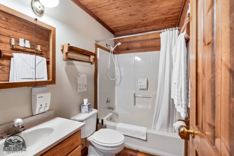 Red Horse Mountain Ranch — Bathroom