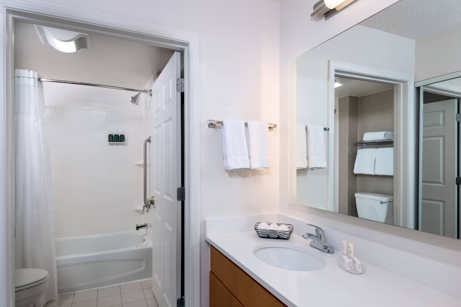 Red Leaf River Inn — Bathroom