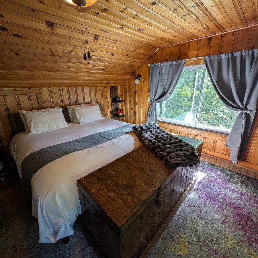 Red Leaf River Inn — Guest room