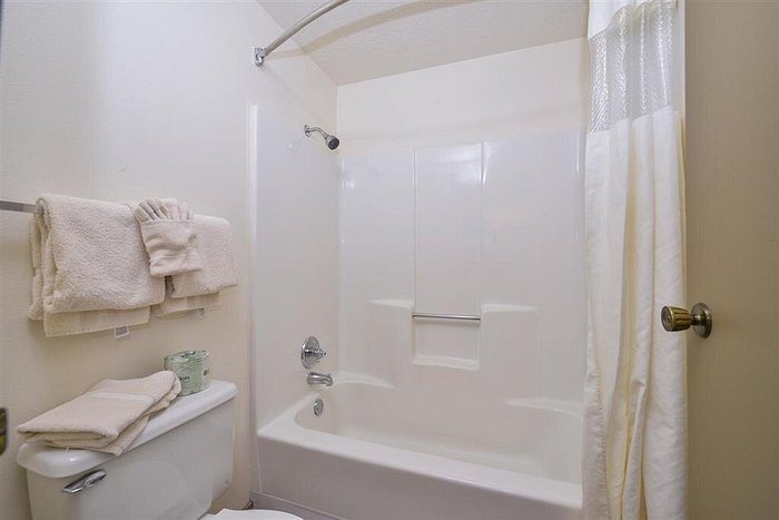 Red Ledges Inn — Bathroom