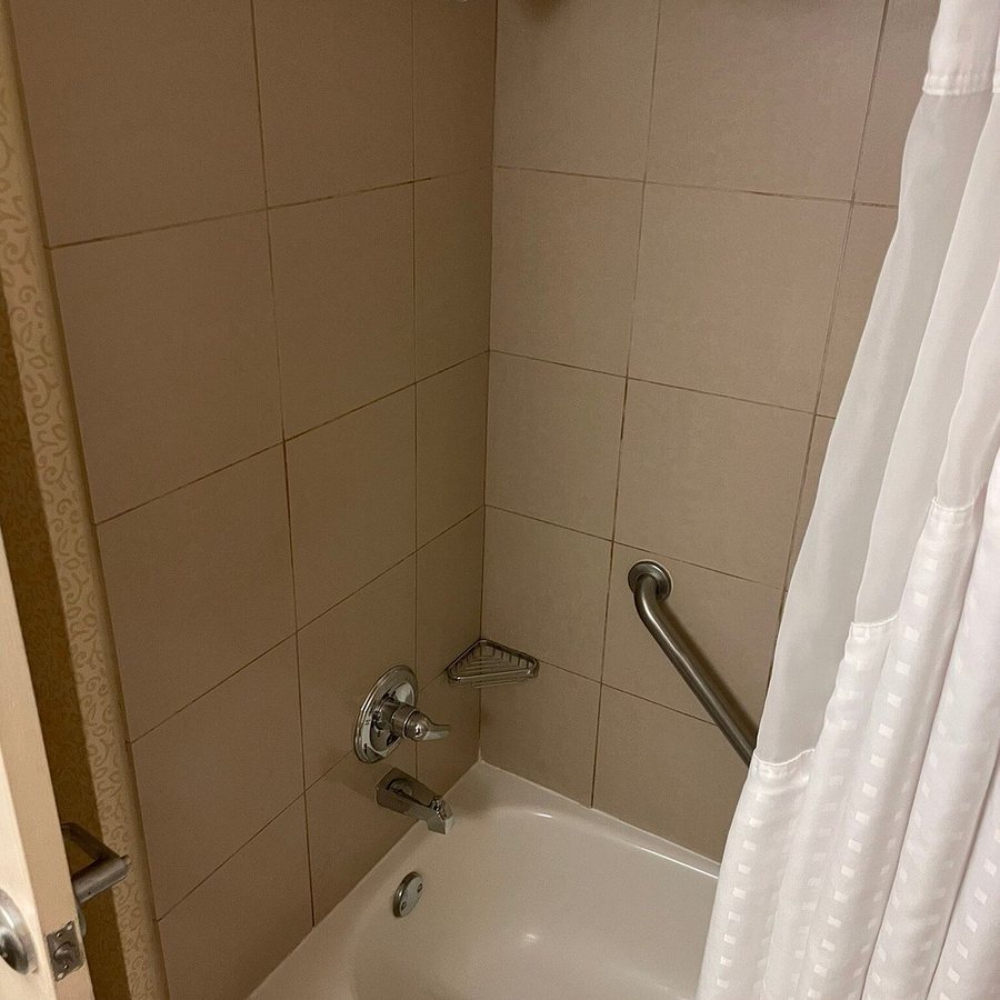Red Lion Hotel Conference Center Cheyenne — Bathroom