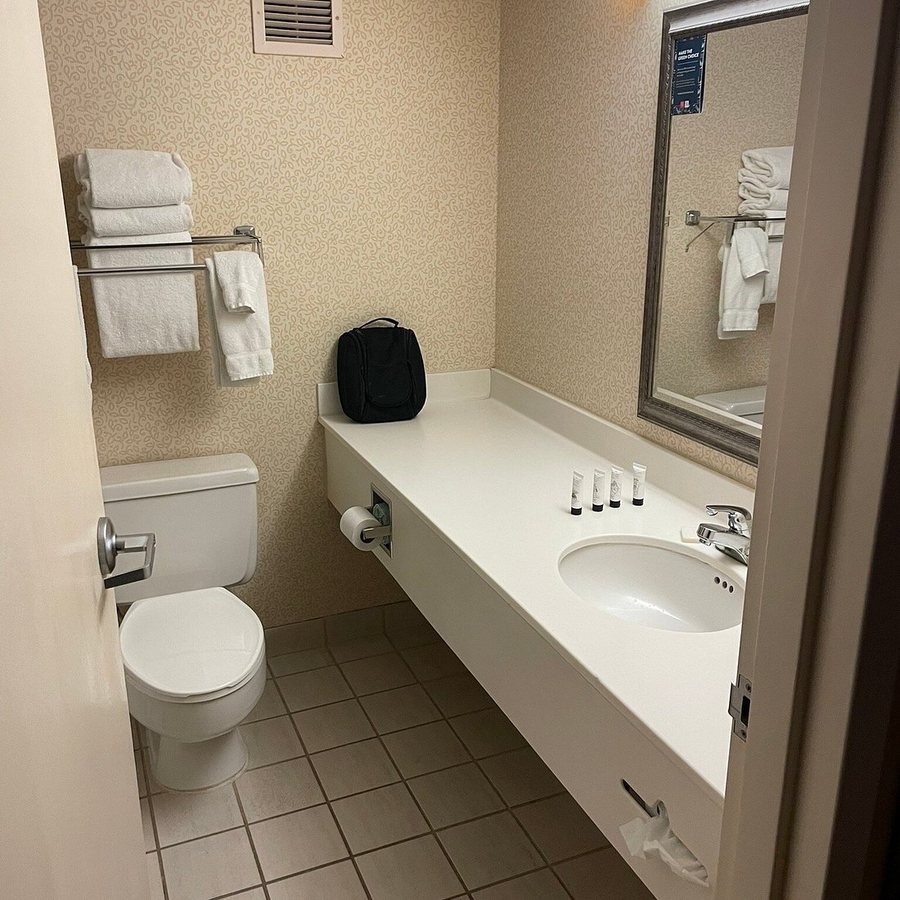 Red Lion Hotel Conference Center Ellensburg — Bathroom