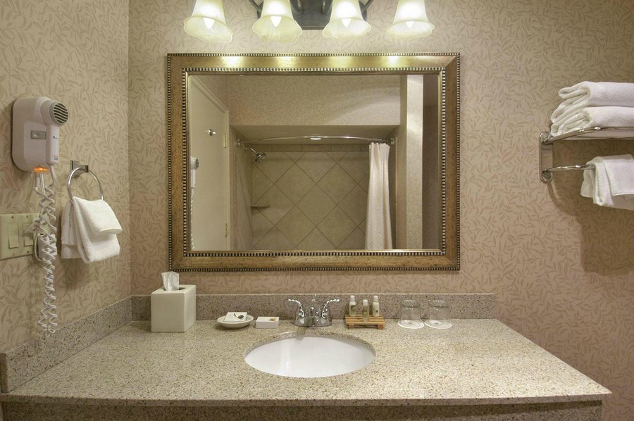 Red Lion Hotel Coos Bay — Bathroom