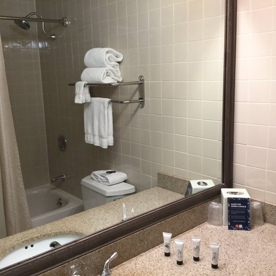 Red Lion Hotel Gillette — Bathroom