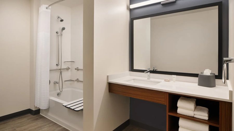Red Lion Hotel Kalispell — Bathroom