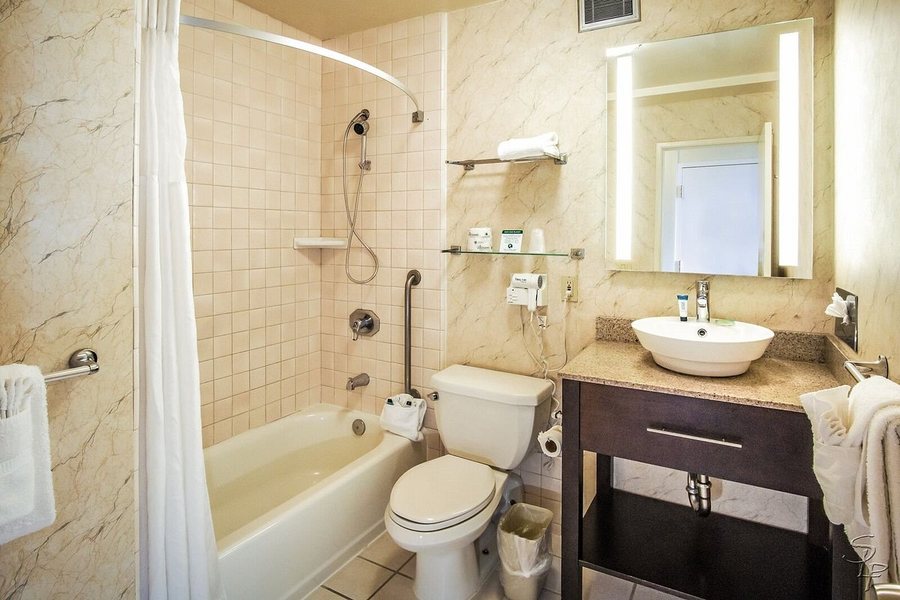 Red Lion Hotel Monterey — Bathroom