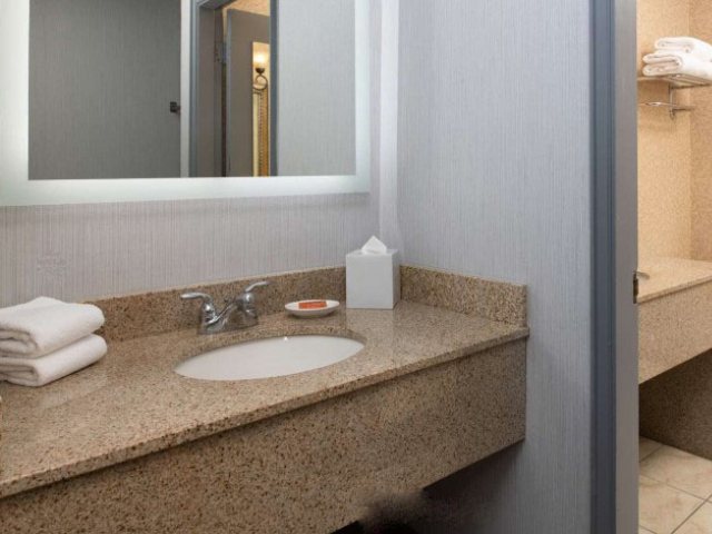 Red Lion Hotel Port Angeles Harbor — Bathroom