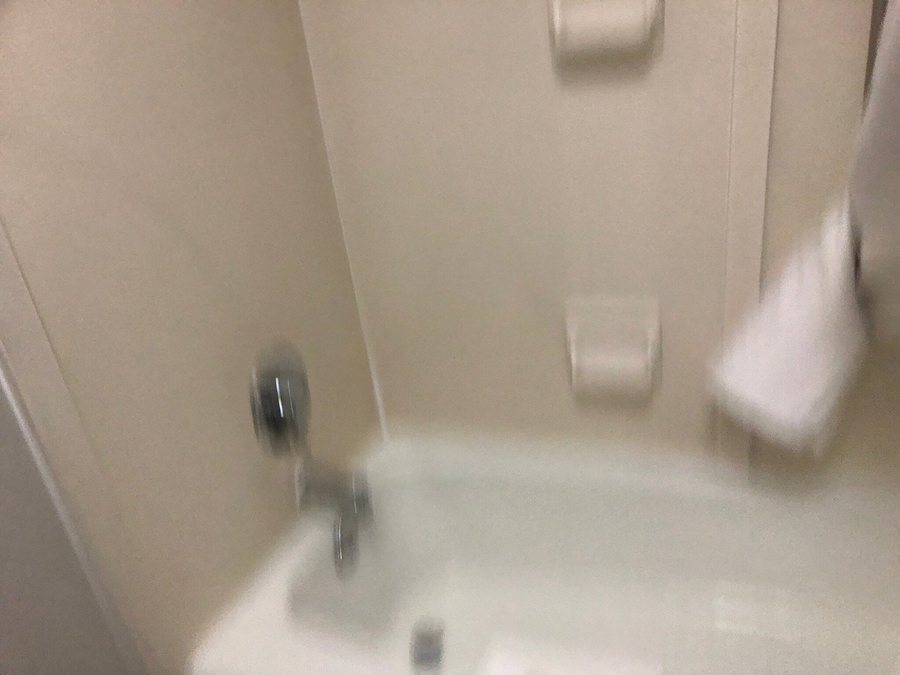Red Lion Inn Suites Deschutes River Bend — Bathroom
