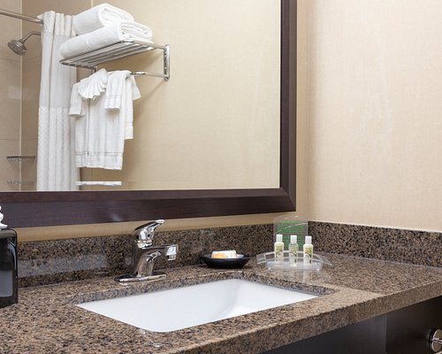 Red Lion Inn Suites Elk Grove Village — Bathroom