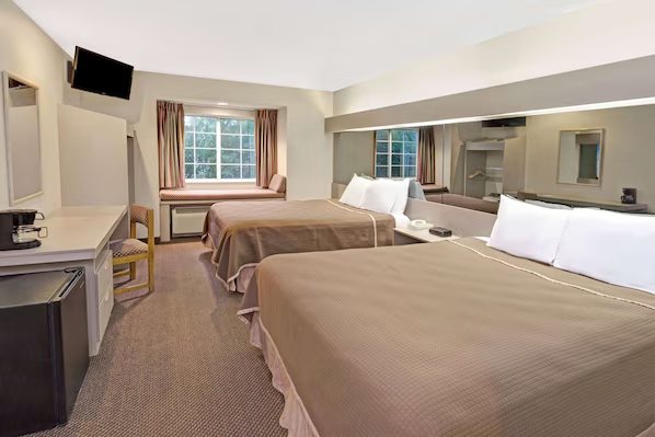 Red Lion Inn Suites Elk Grove Village — Guest room