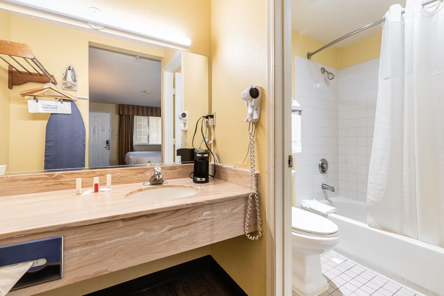 Red Lion Inn Suites Federal Way — Bathroom