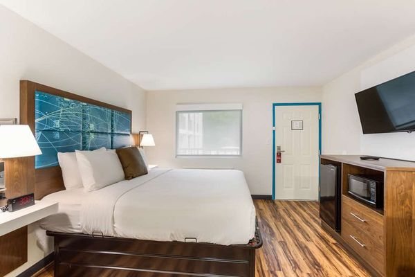 Red Lion Inn Suites Federal Way — Guest room