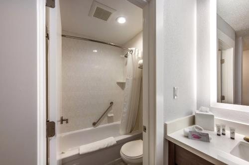 Red Lion Inn Suites Grants Pass — Bathroom