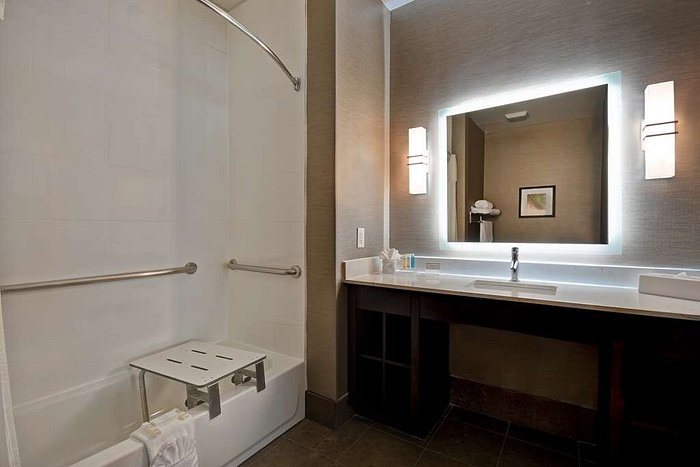 Red Lion Inn Suites Houston IAH Airport — Bathroom