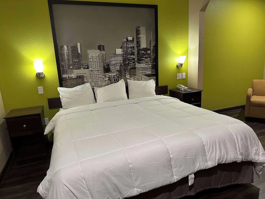 Red Lion Inn Suites Houston IAH Airport — Guest room