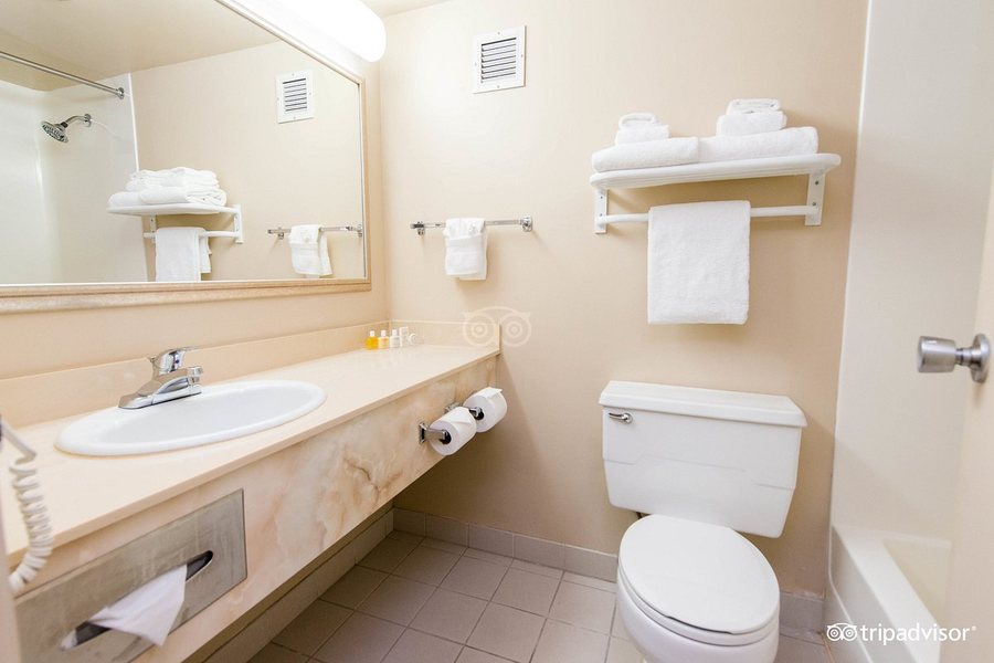 Red Lion Inn Suites Lemoore — Bathroom