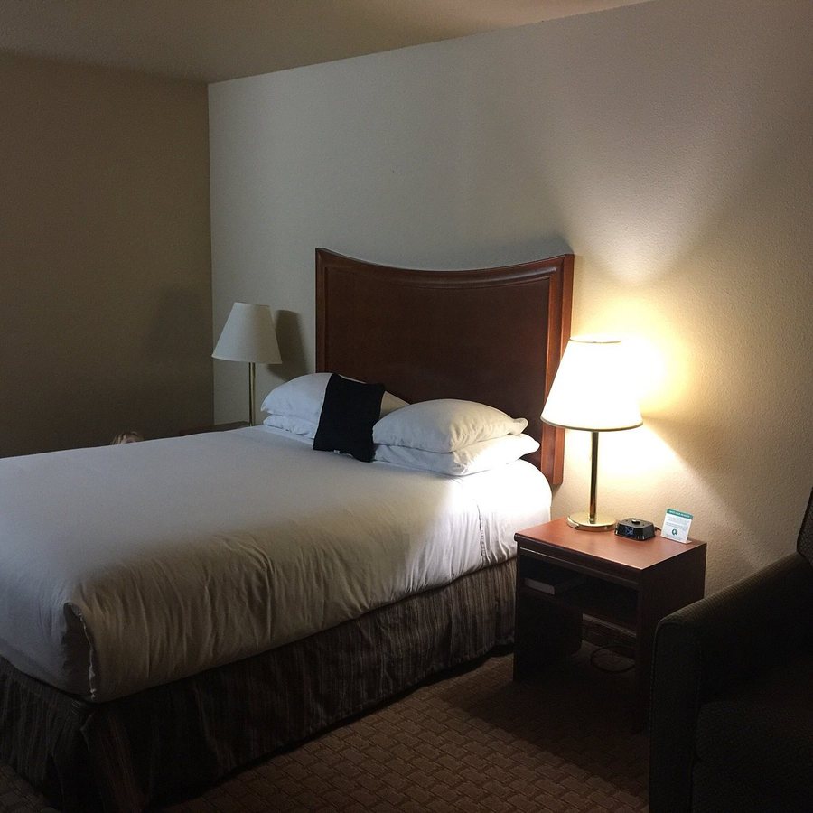 Red Lion Inn Suites McMinnville — Guest room