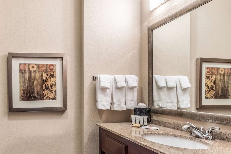 Red Lion Inn Suites Mineral Wells — Bathroom