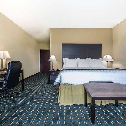 Red Lion Inn Suites Mineral Wells — Guest room