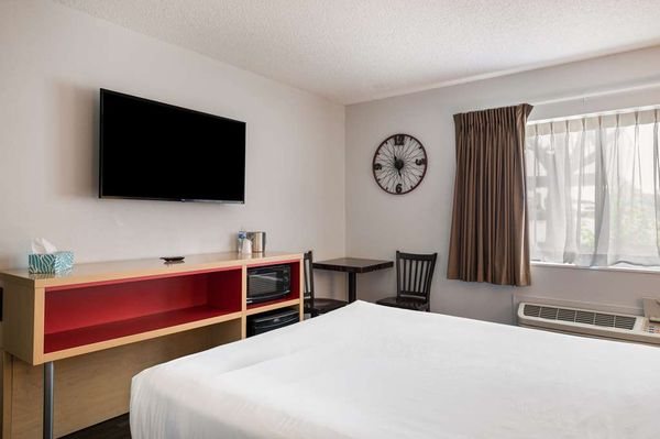 Red Lion Inn Suites Ontario — Guest room