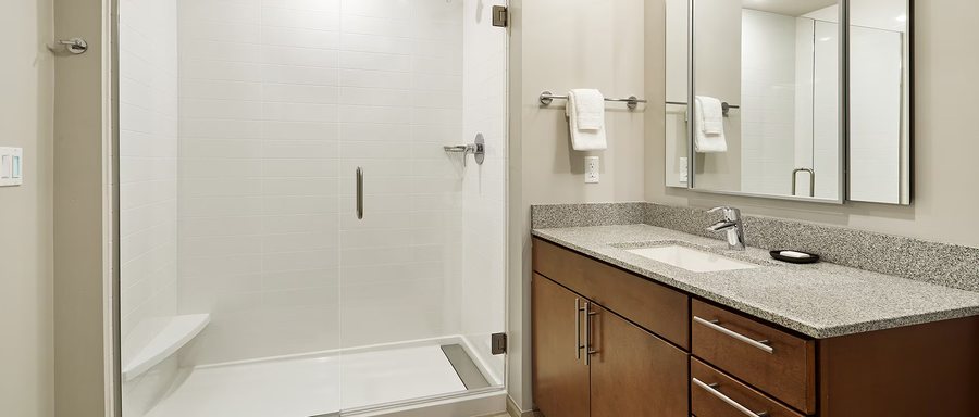 Red Moon Lodge — Bathroom